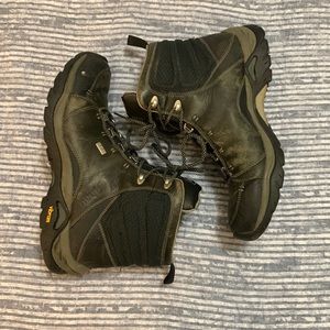 AHNU Montara Waterproof Hiking Boots Winter, size 8
